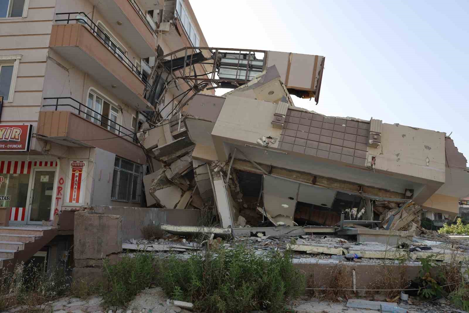 Yıkımı gerçekleştirilen 6 katlı bina yandaki az hasarlı binanın üzerine devrildi
