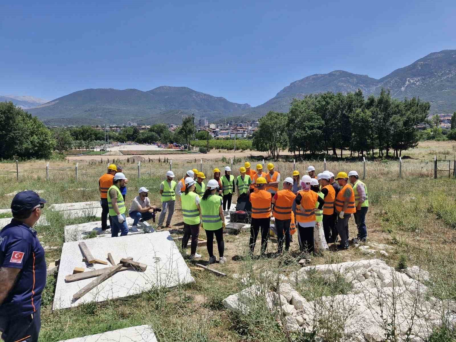 Gençlik spor personeline depremde arama kurtarma eğitimi verildi
