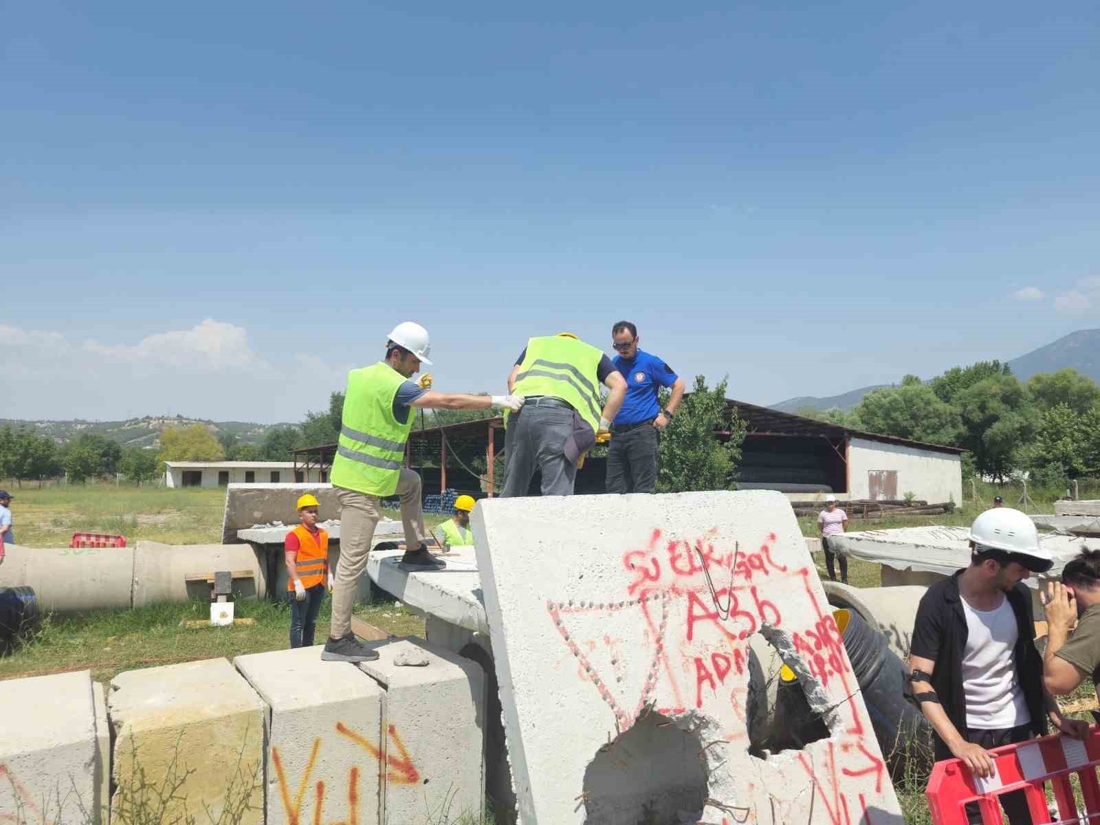 Gençlik spor personeline depremde arama kurtarma eğitimi verildi
