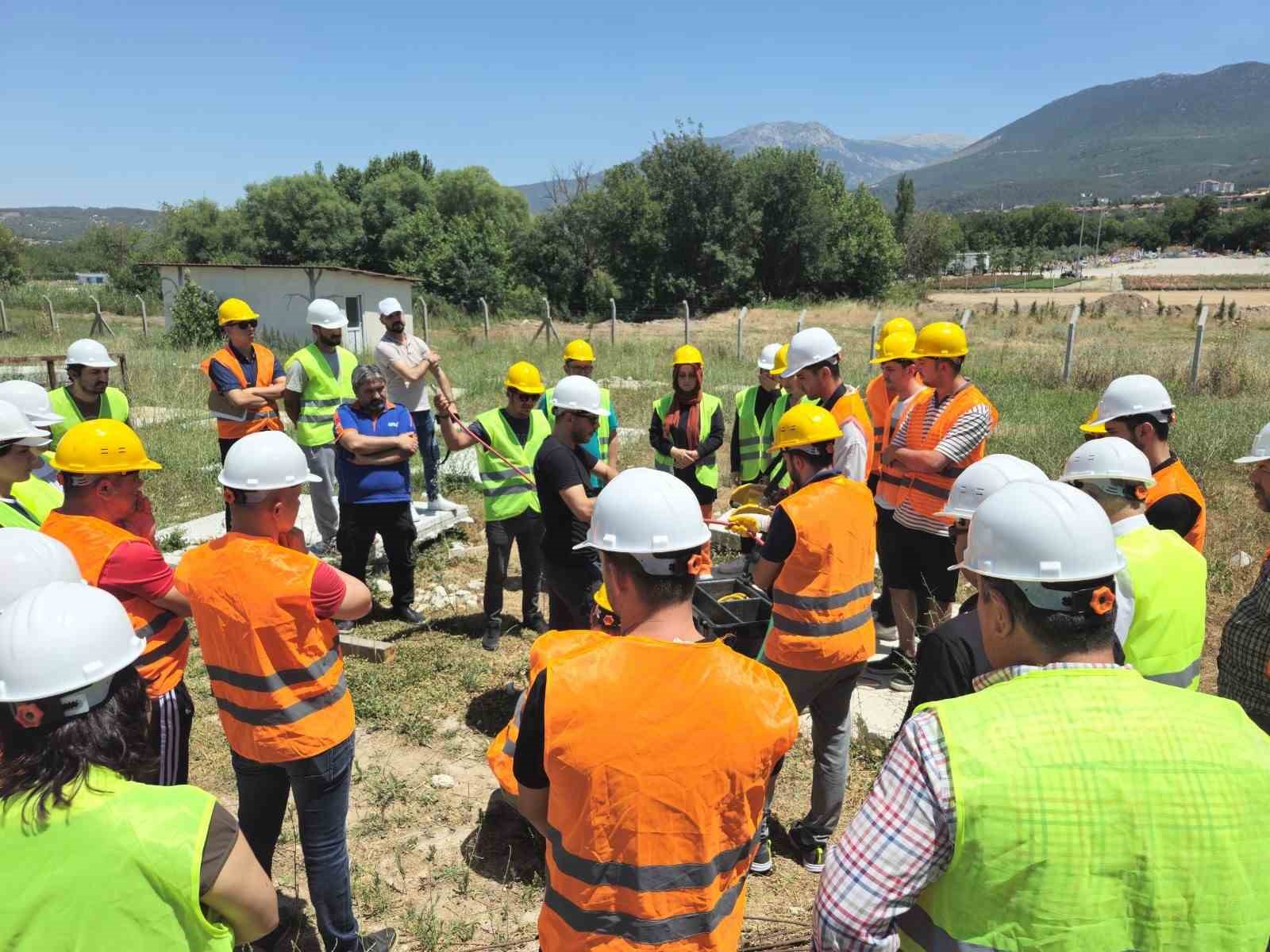 Gençlik spor personeline depremde arama kurtarma eğitimi verildi
