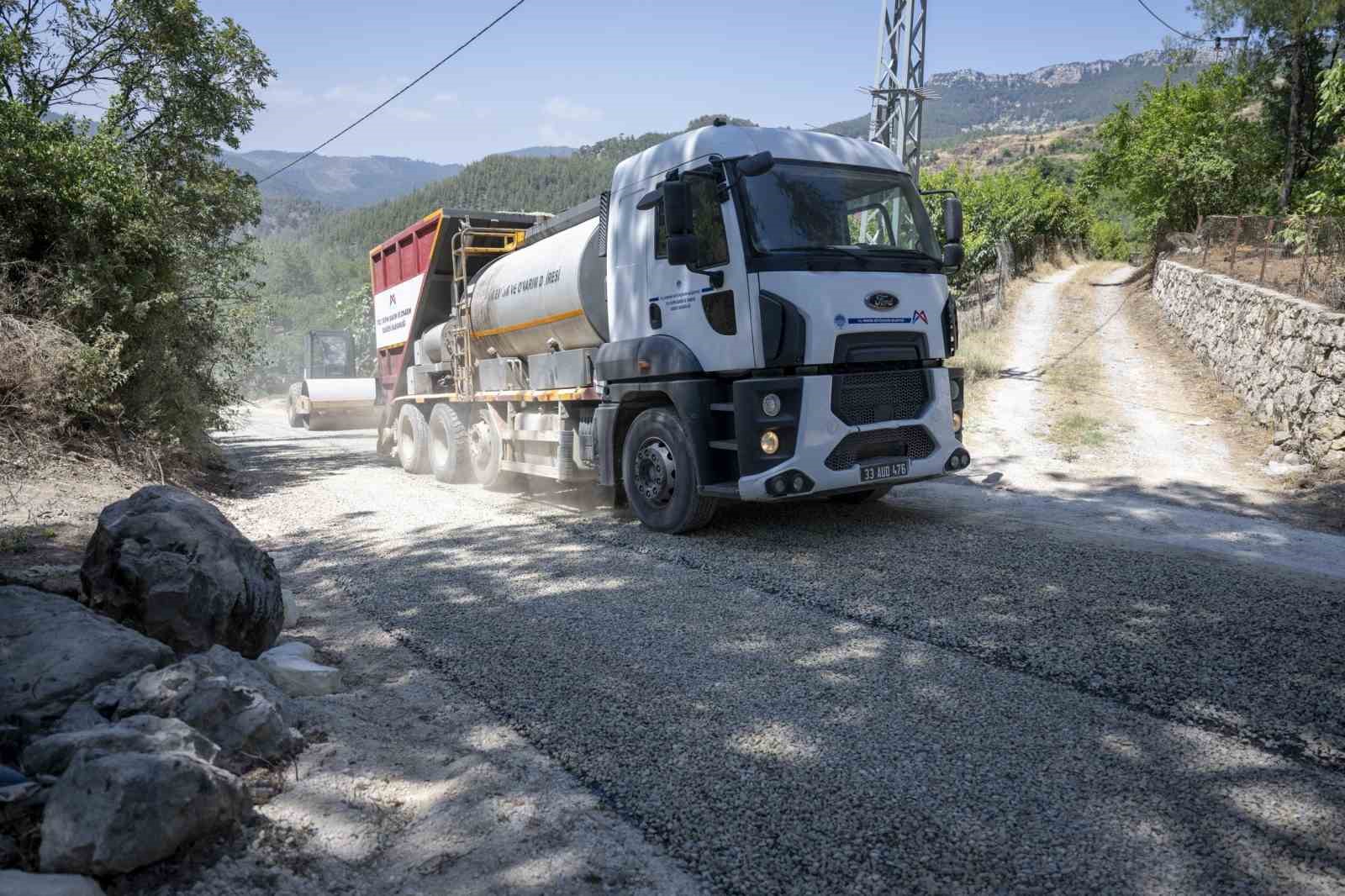 Mersin’de kırsal mahallelerde yol yapım çalışmaları sürüyor
