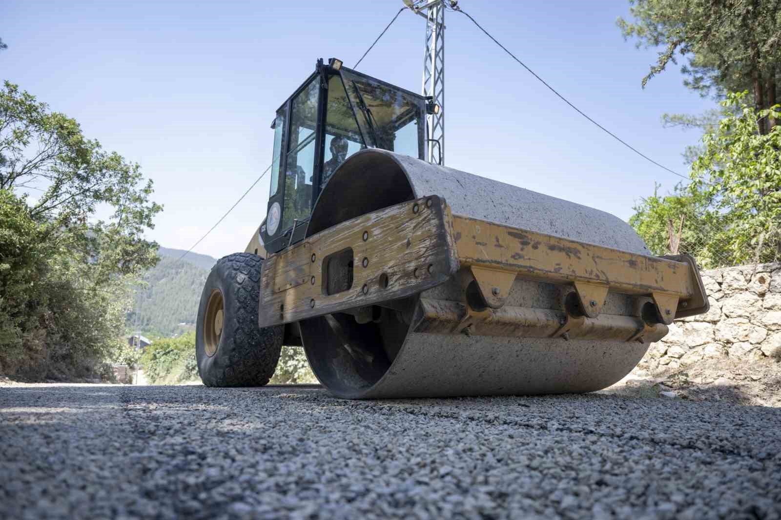 Mersin’de kırsal mahallelerde yol yapım çalışmaları sürüyor
