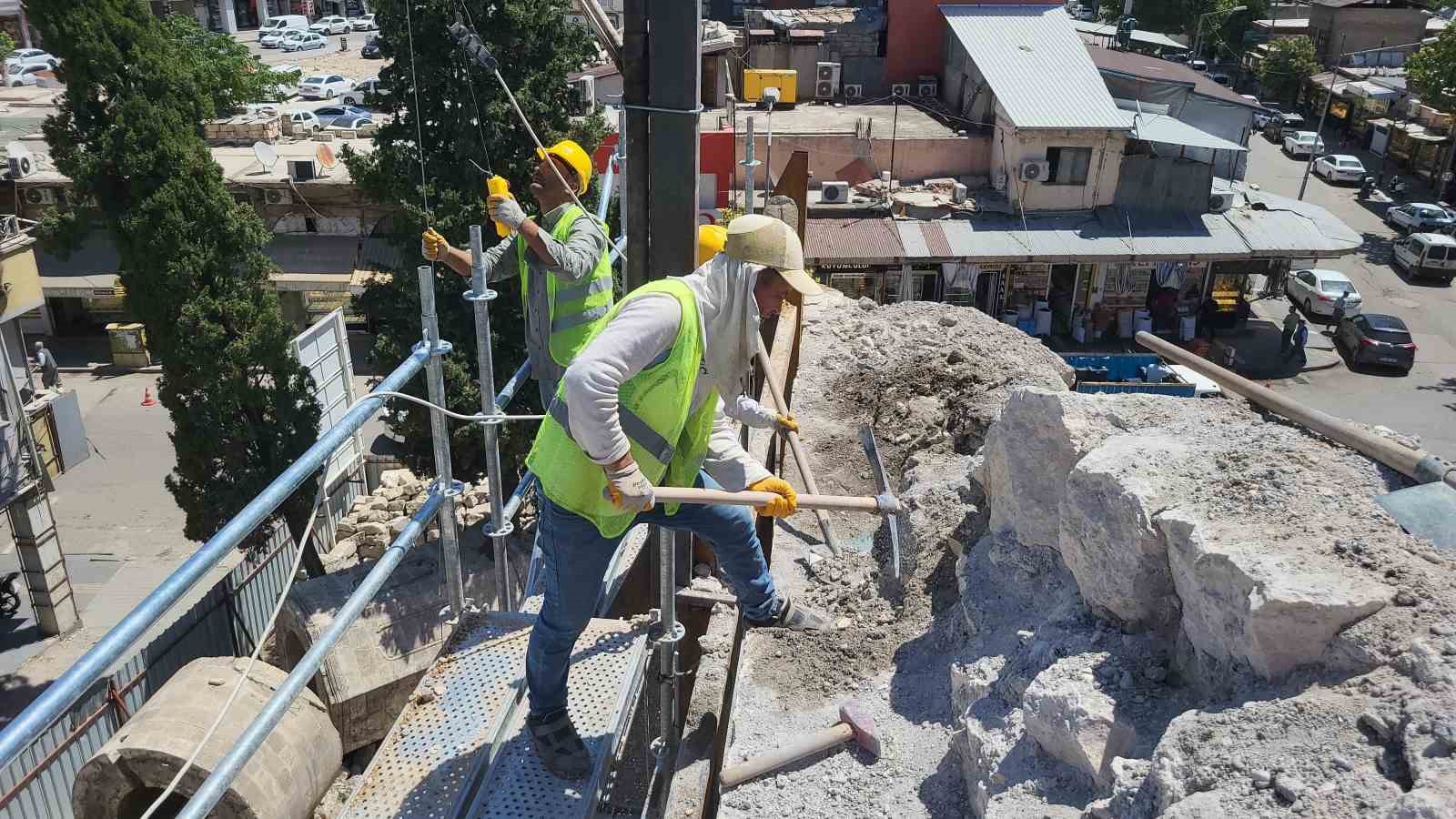 Restorasyon kapsamında Ulu Cami’de taşlar sökülüyor
