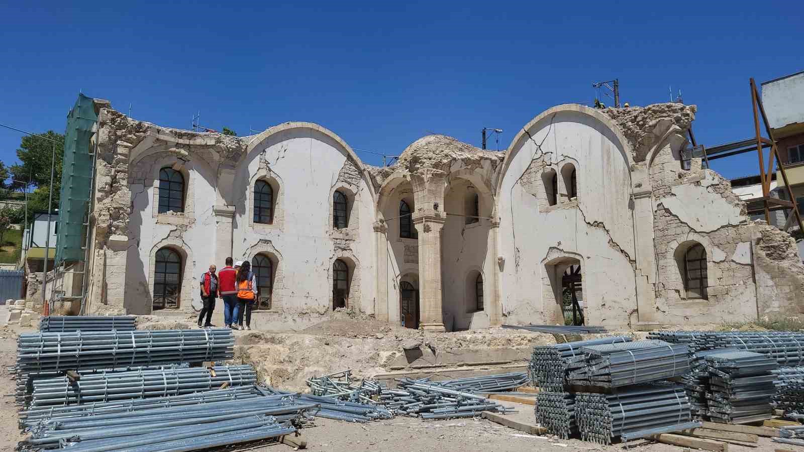 Restorasyon kapsamında Ulu Cami’de taşlar sökülüyor
