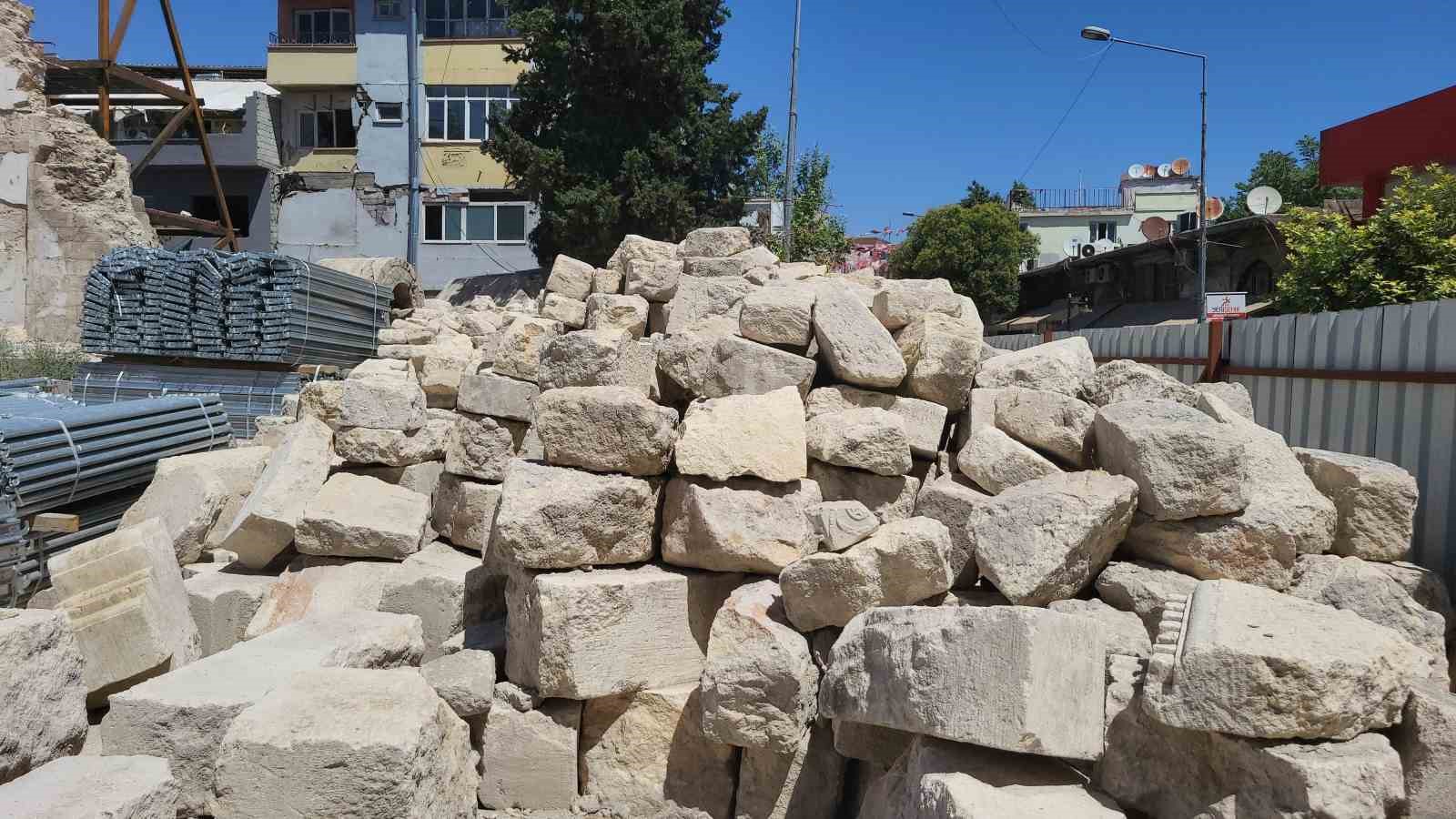 Restorasyon kapsamında Ulu Cami’de taşlar sökülüyor
