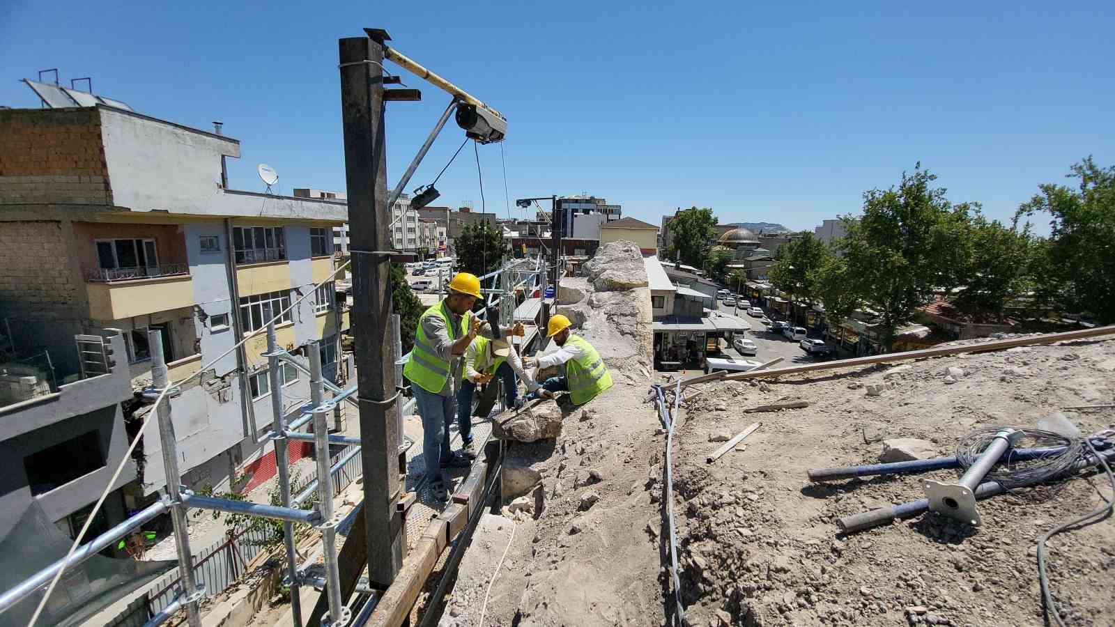 Restorasyon kapsamında Ulu Cami’de taşlar sökülüyor
