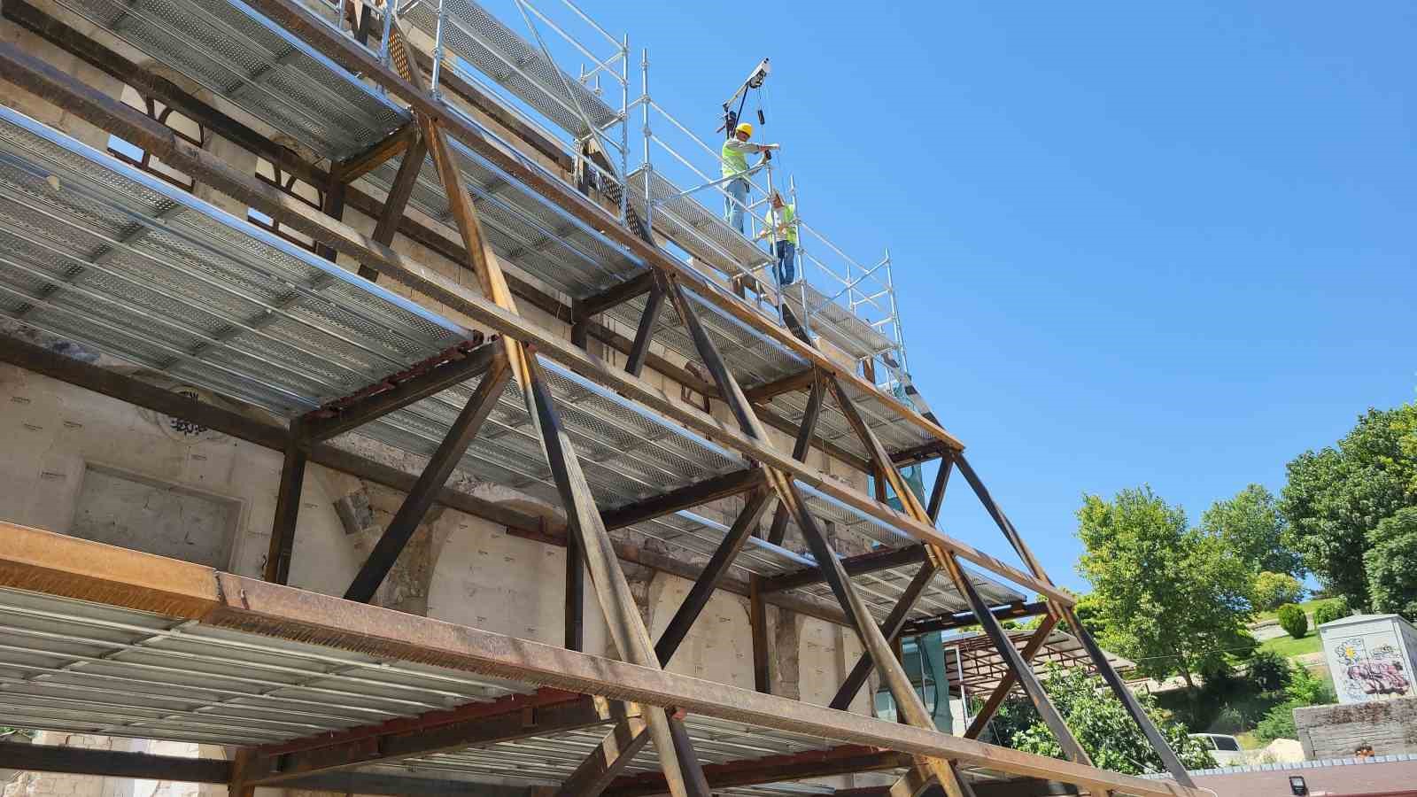 Restorasyon kapsamında Ulu Cami’de taşlar sökülüyor
