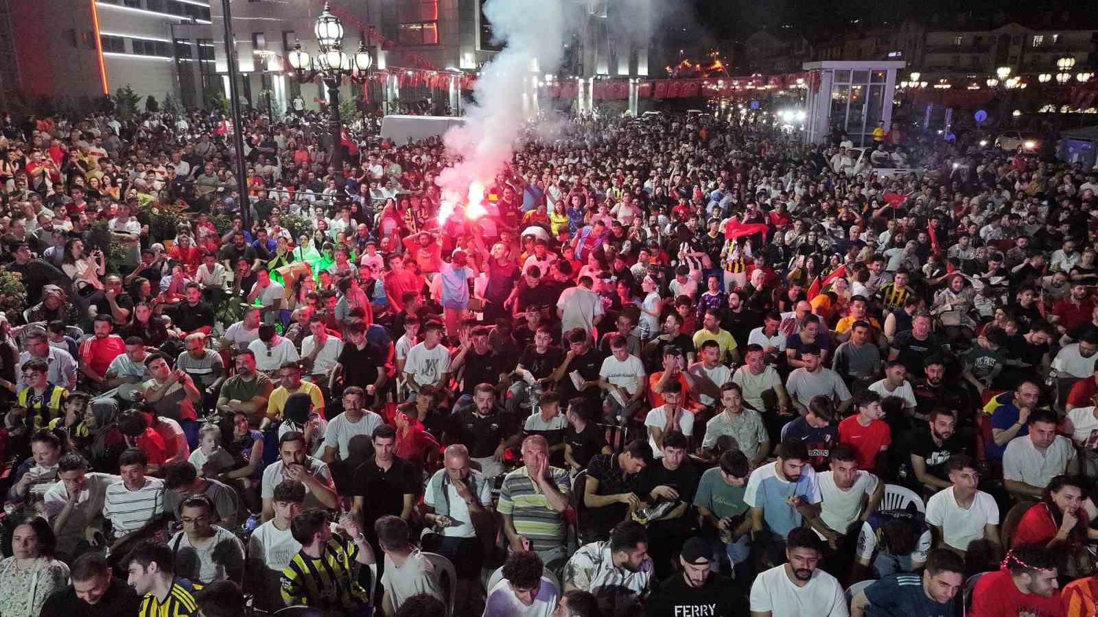 Ay yıldızlı galibiyet Keçiören’de dev ekranda
