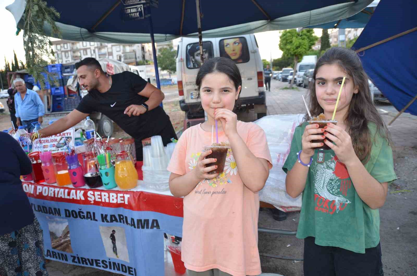 Antalya’nın 2 bin 300 rakımından getiriyorlar, bardaklarla satıp sıcaktan bunalanları serinletiyorlar
