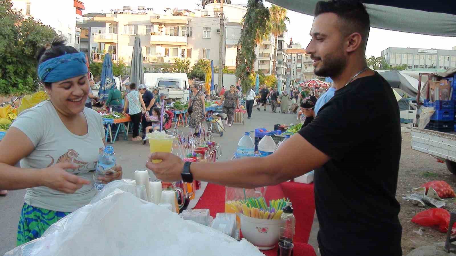 Antalya’nın 2 bin 300 rakımından getiriyorlar, bardaklarla satıp sıcaktan bunalanları serinletiyorlar
