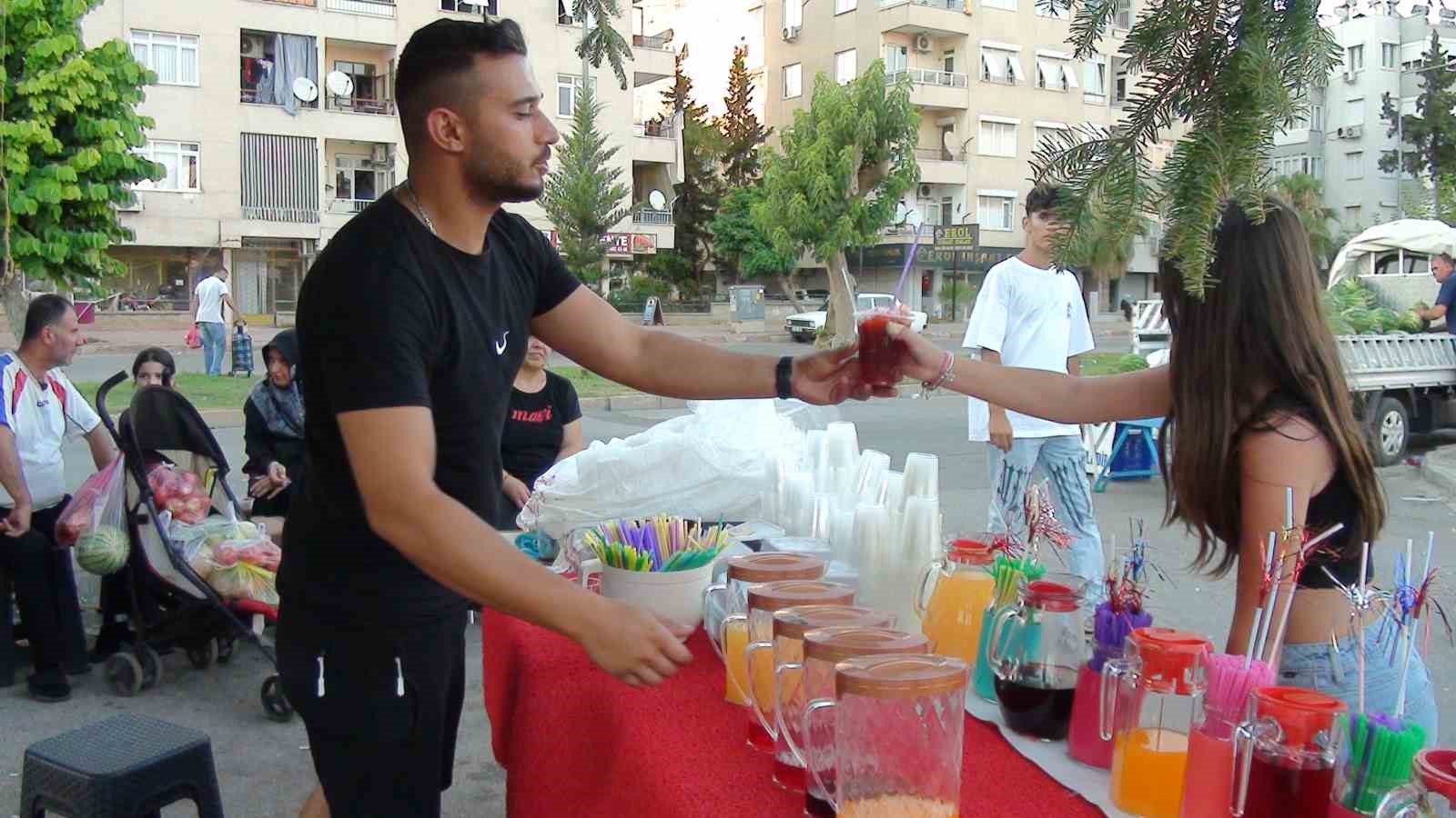 Antalya’nın 2 bin 300 rakımından getiriyorlar, bardaklarla satıp sıcaktan bunalanları serinletiyorlar
