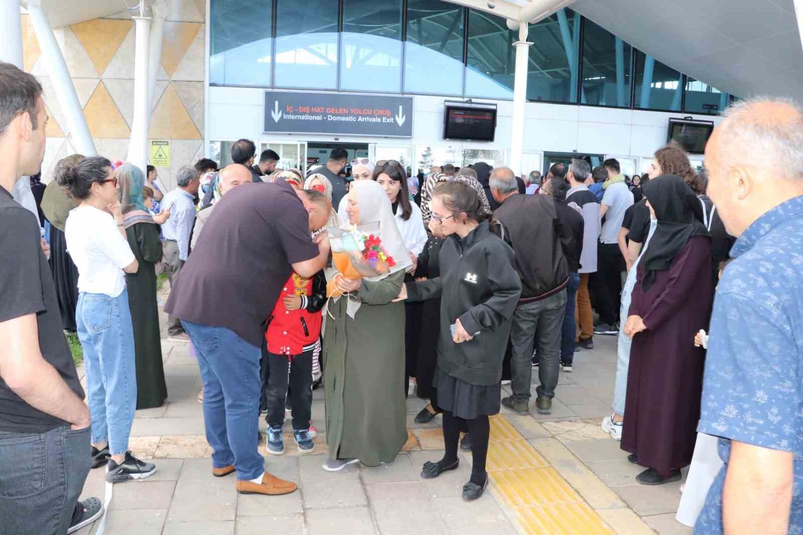 Sivas’ta hacılar çiçeklerle karşılandı
