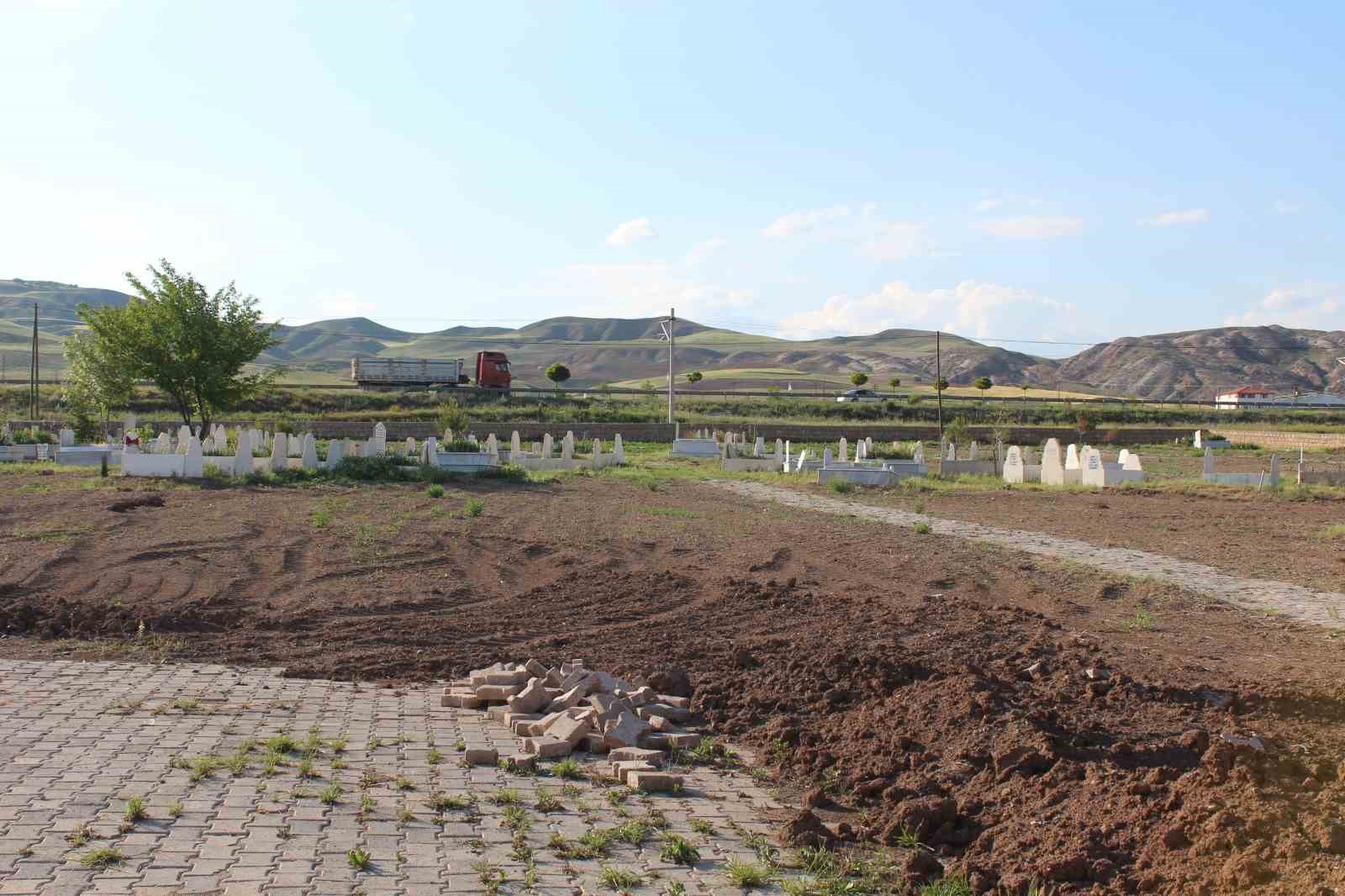 Muhtarlıktan oldu ama hizmet aşkı bitmedi, hizmete ölülerden başladı
