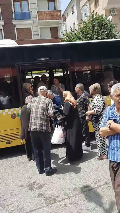 Pendik’te İETT otobüsünde yolcular birbirlerine girdi
