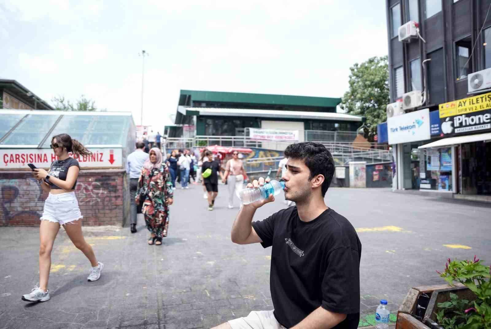 İstanbul’da yarım litrelik pet şişe suyun fiyatı 10 lira oldu
