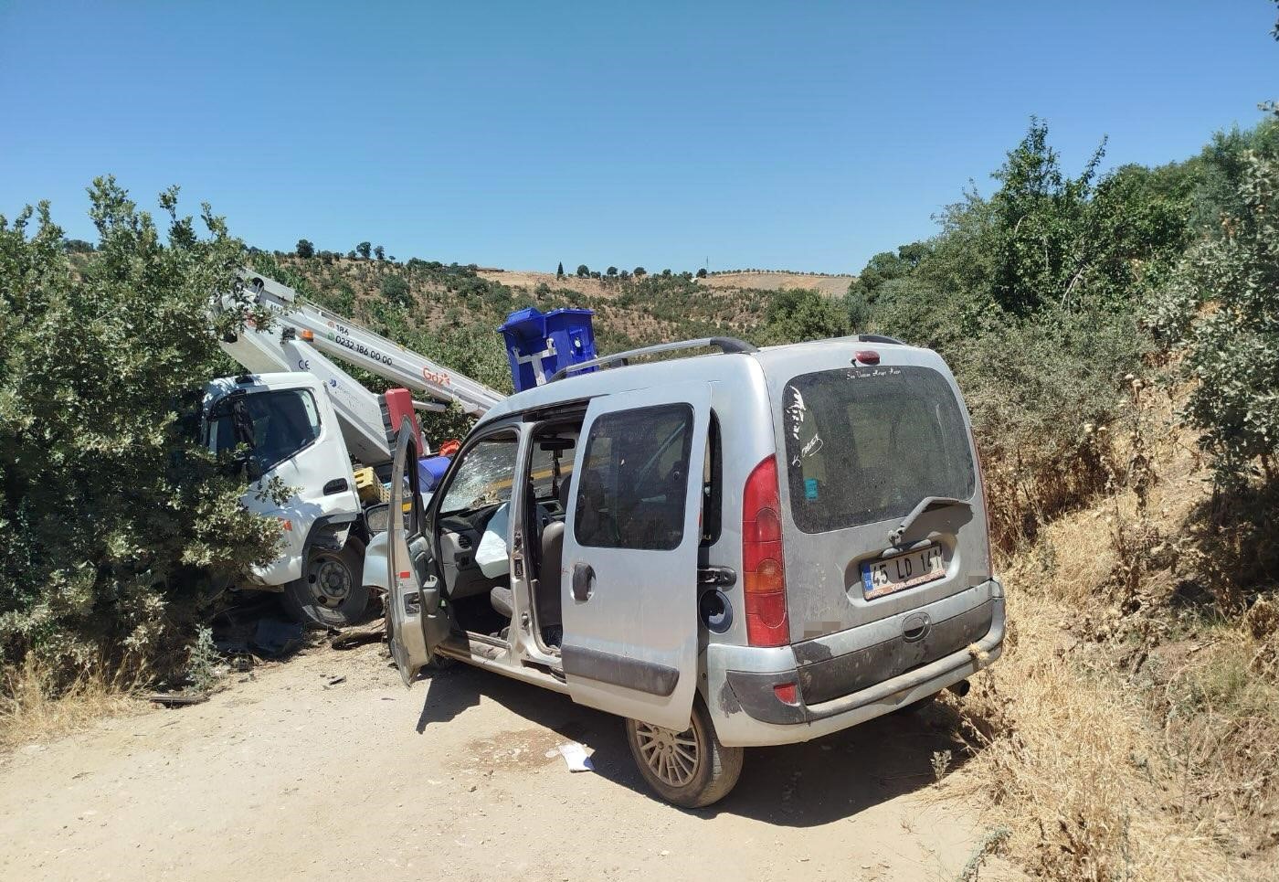 Kamyonet ile hafif ticari araç kafa kafaya çarpıştı: 2 yaralı
