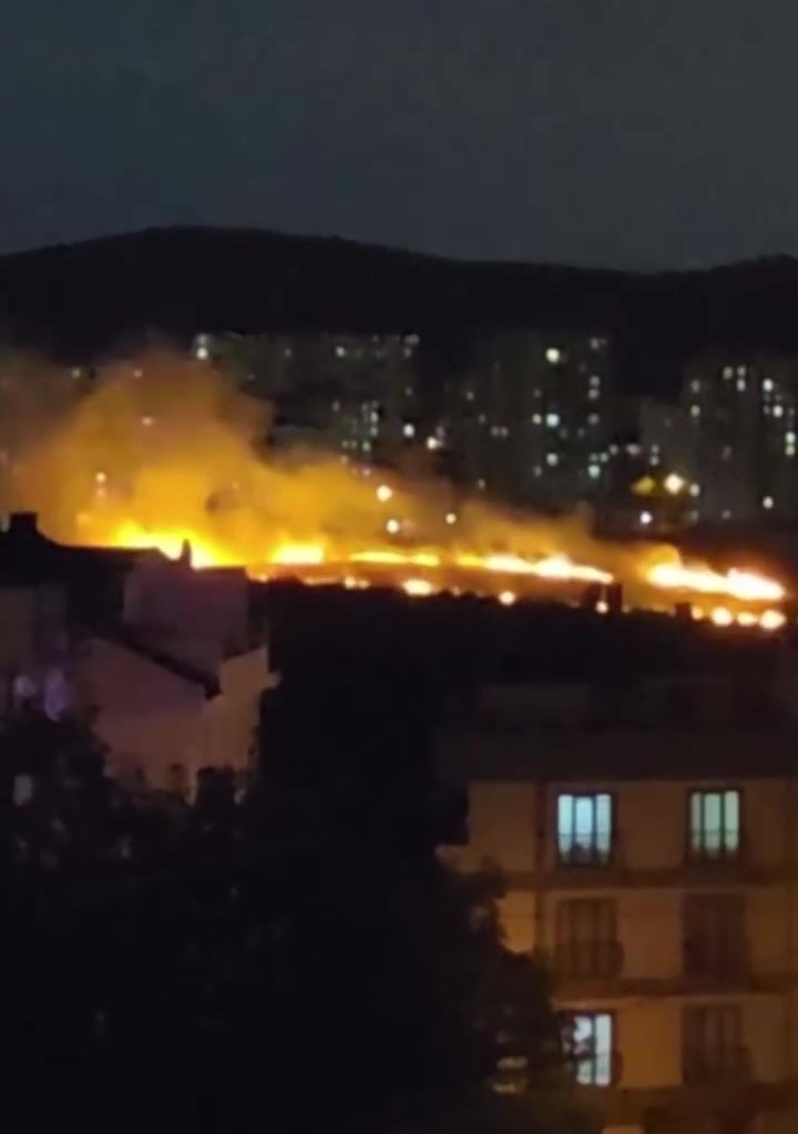 Kocaeli’de çıkan yangın geceyi aydınlattı
