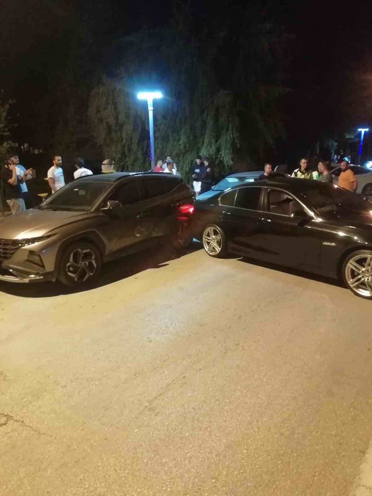 Burdur’da kontrolden çıkan otomobil park halindeki 3 araca çarptı, kaza sonrası sürücü kayıplara karıştı
