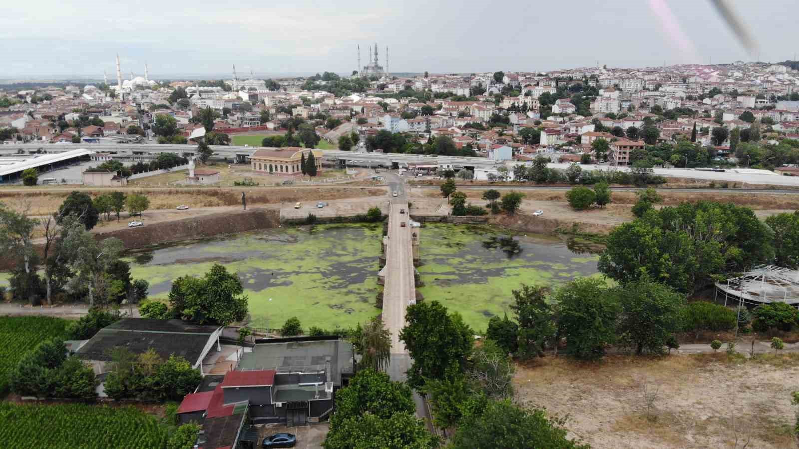 Su akışı durdu, Tunca Nehri yeşile döndü
