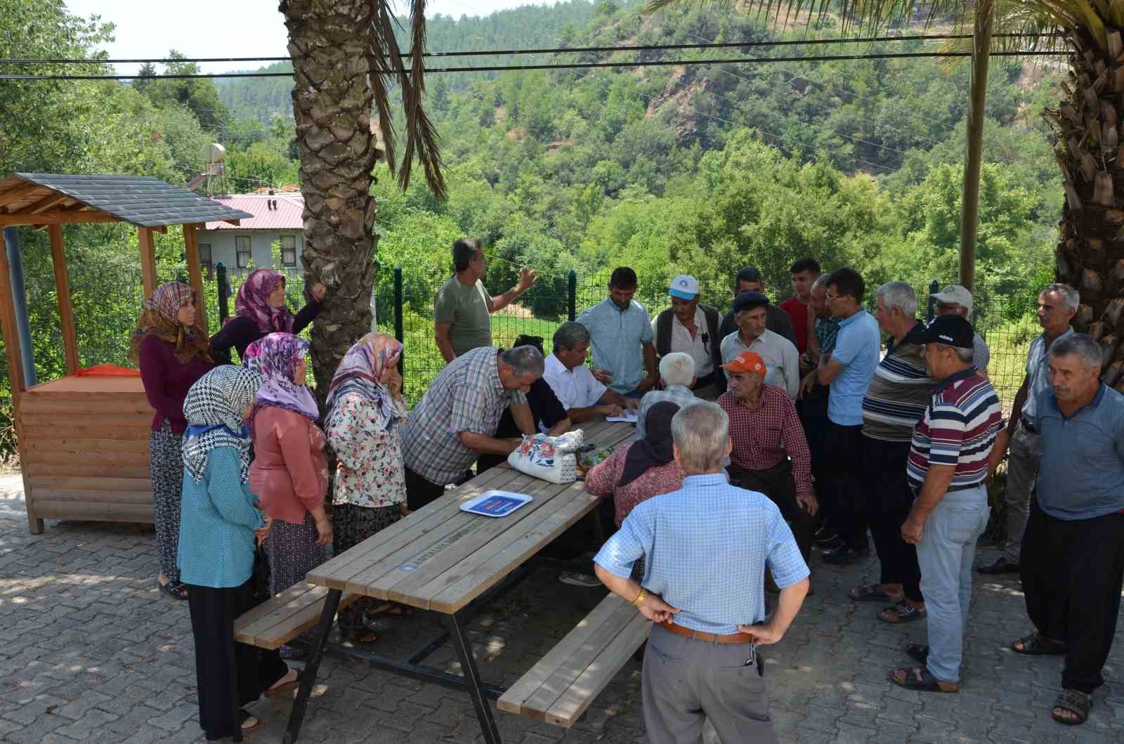 Serik ve Alanyalı üreticilere 8 ton kaolin kili dağıtıldı
