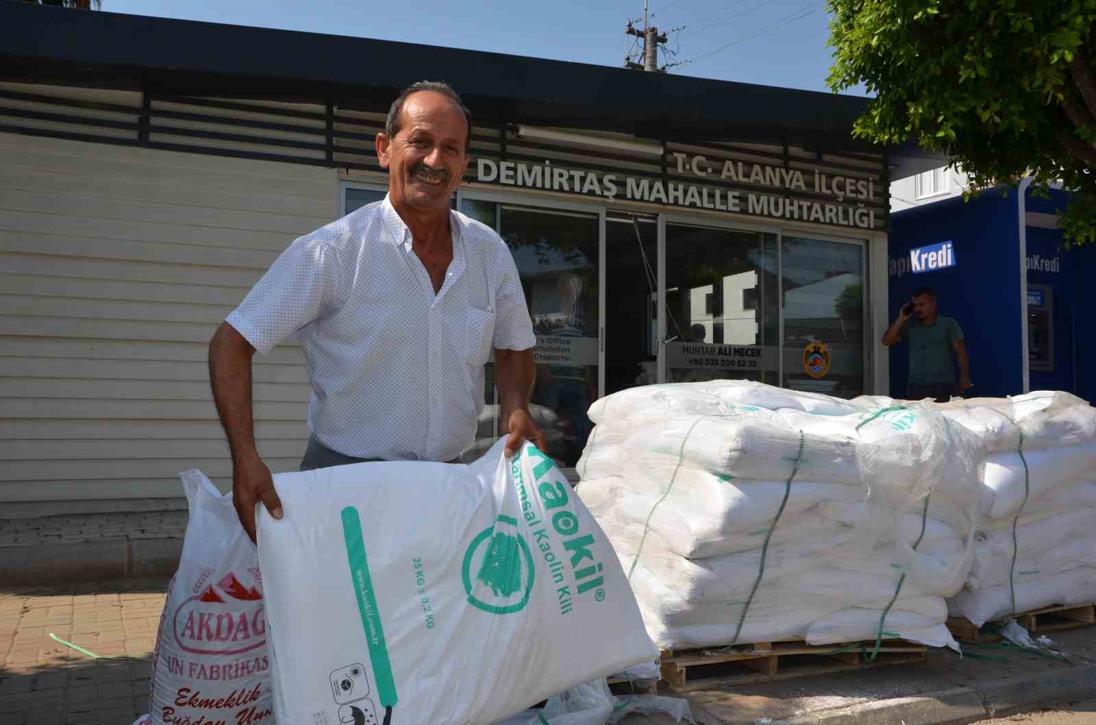 Serik ve Alanyalı üreticilere 8 ton kaolin kili dağıtıldı
