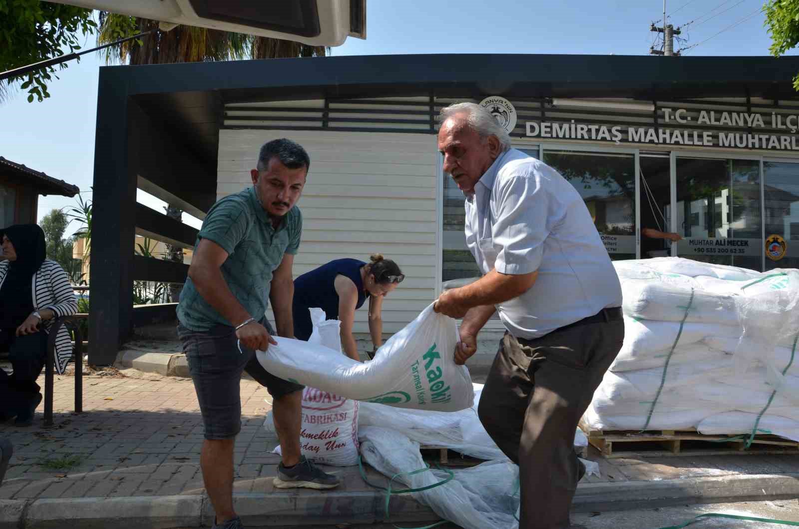 Serik ve Alanyalı üreticilere 8 ton kaolin kili dağıtıldı
