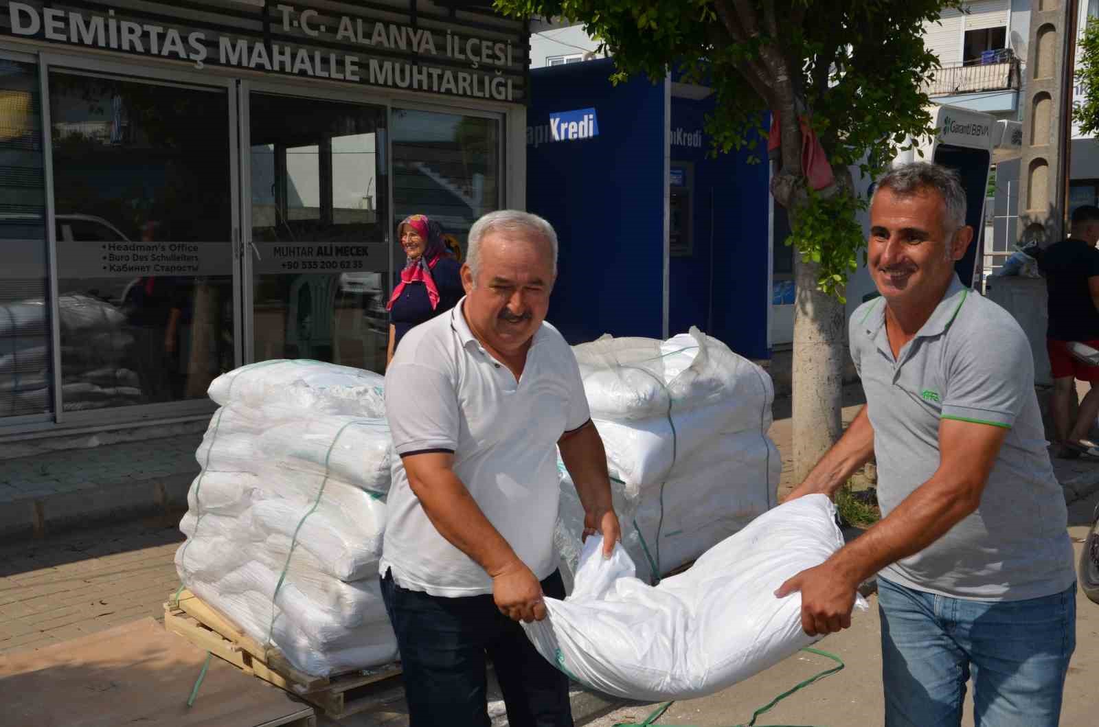 Serik ve Alanyalı üreticilere 8 ton kaolin kili dağıtıldı
