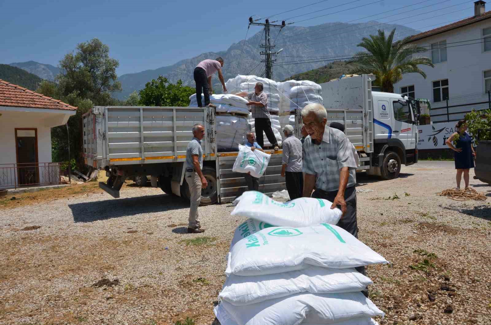 Serik ve Alanyalı üreticilere 8 ton kaolin kili dağıtıldı
