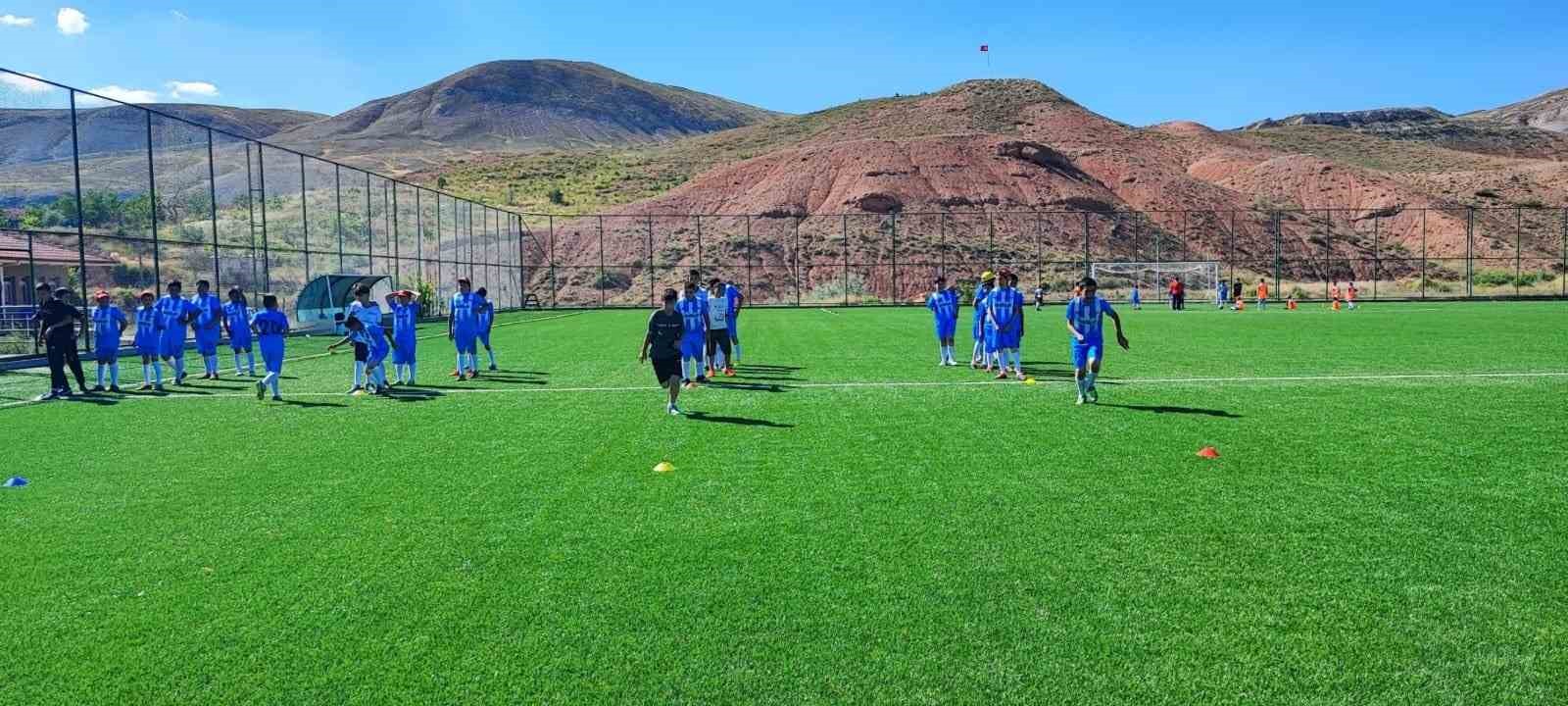 Akkışla’da yaz futbol kursuna büyük ilgi
