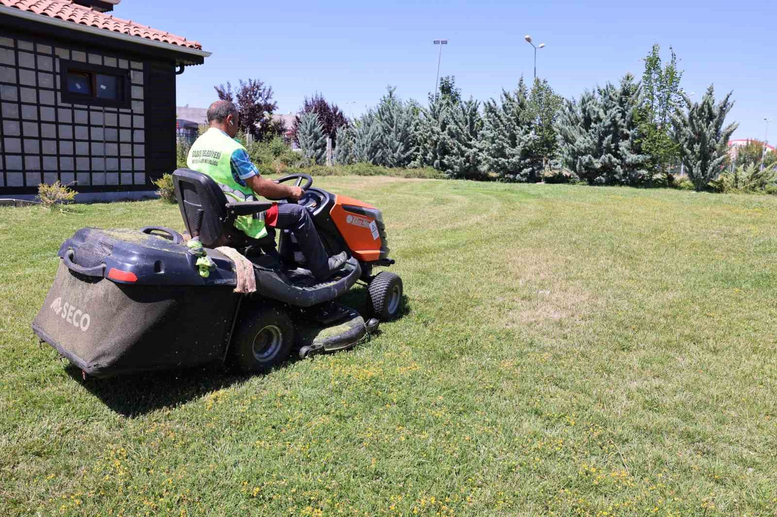 Gölbaşı’nın parklarında temizlik ve bakım çalışmaları sürüyor
