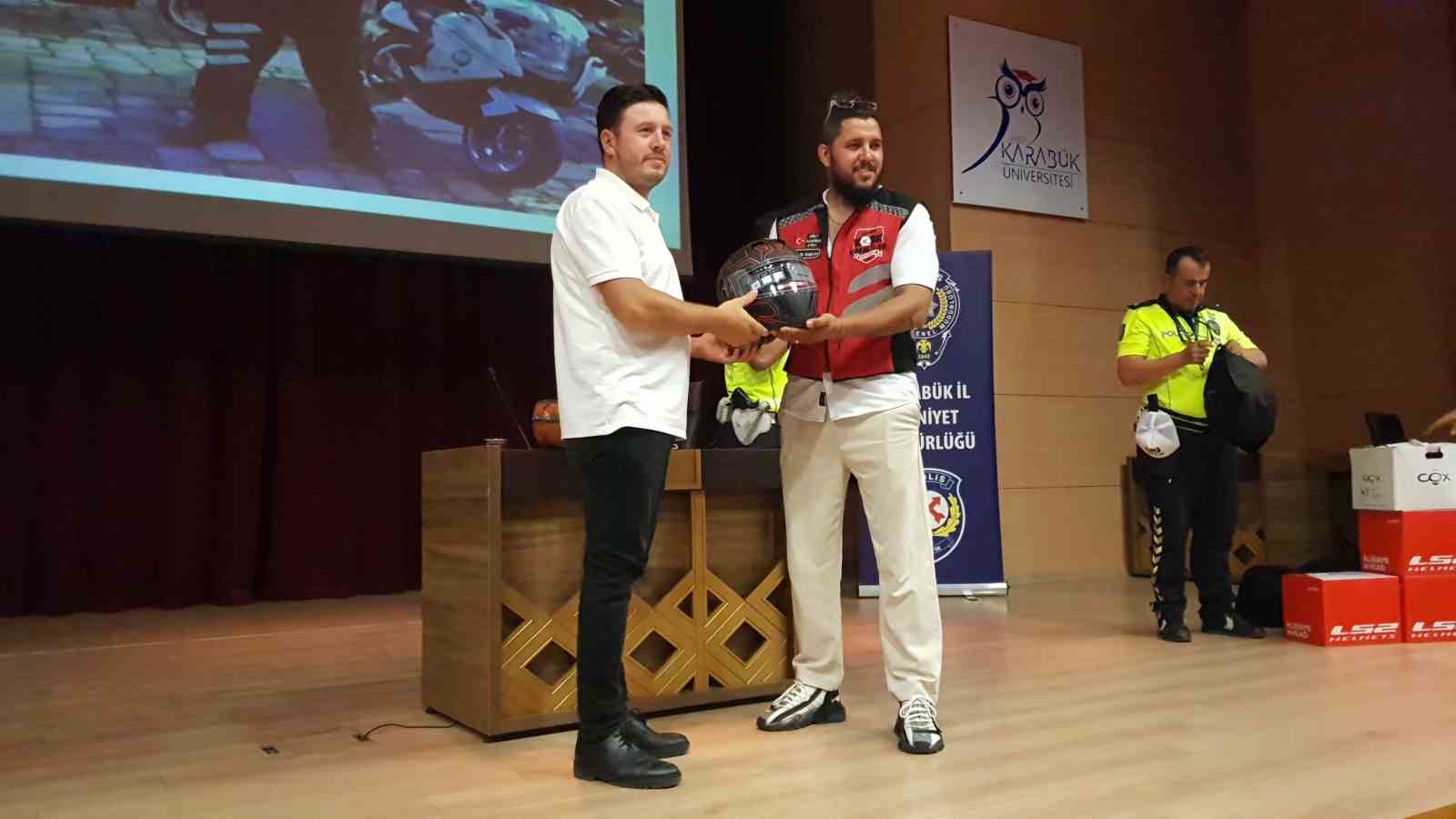 Emniyet’ten motosikletlilere eğitim ve bilgilendirme semineri
