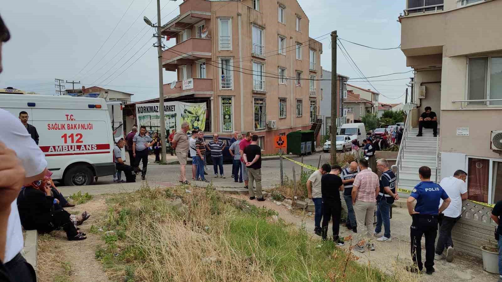 Çanakkale’de cinnet getiren baba, eşini ve çocuğunu pompalı tüfekle öldürdü, intihar etti
