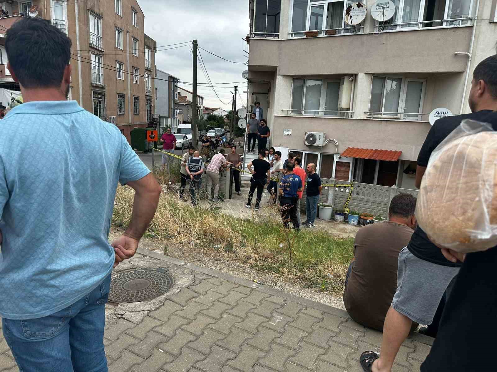 Çanakkale’de cinnet getiren baba, eşini ve çocuğunu pompalı tüfekle öldürdü, intihar etti
