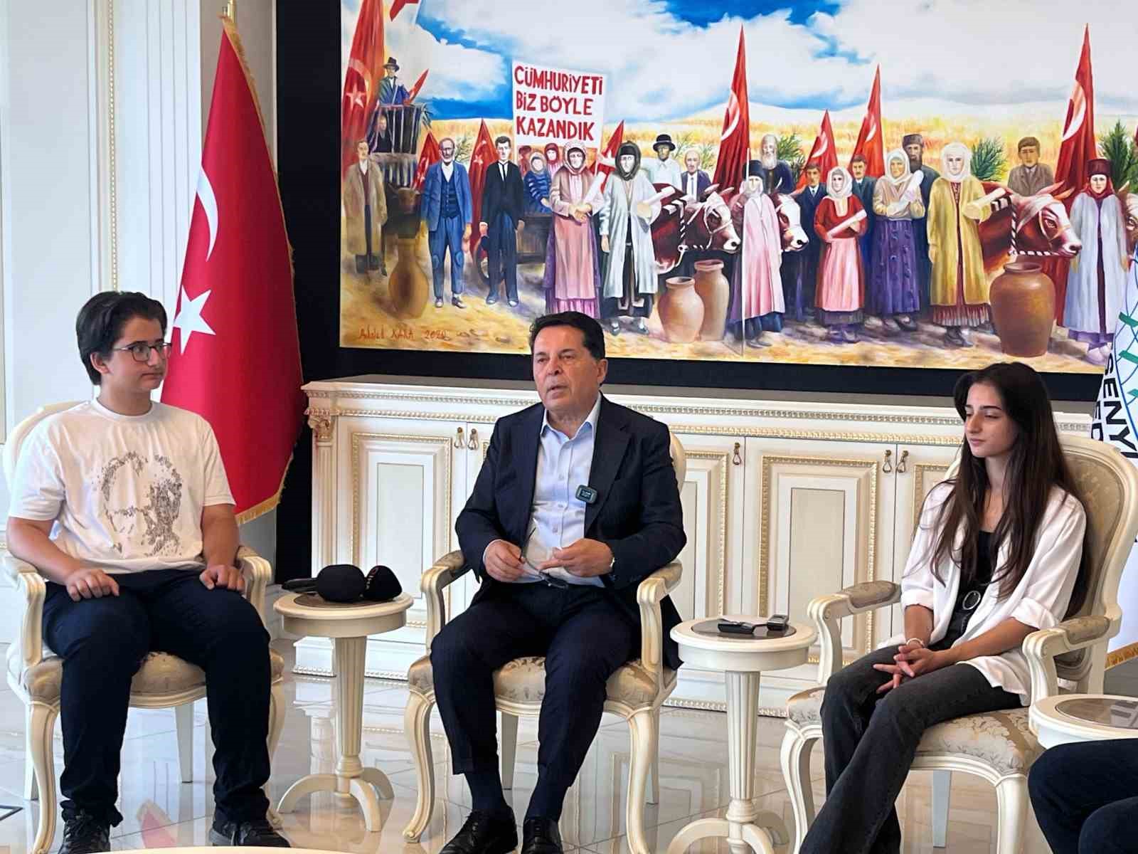 Esenyurt Belediye Başkanı Prof. Dr. Ahmet Özer, LGS’de başarılı olan Daşdemir kardeşleri makamında ağırladı
