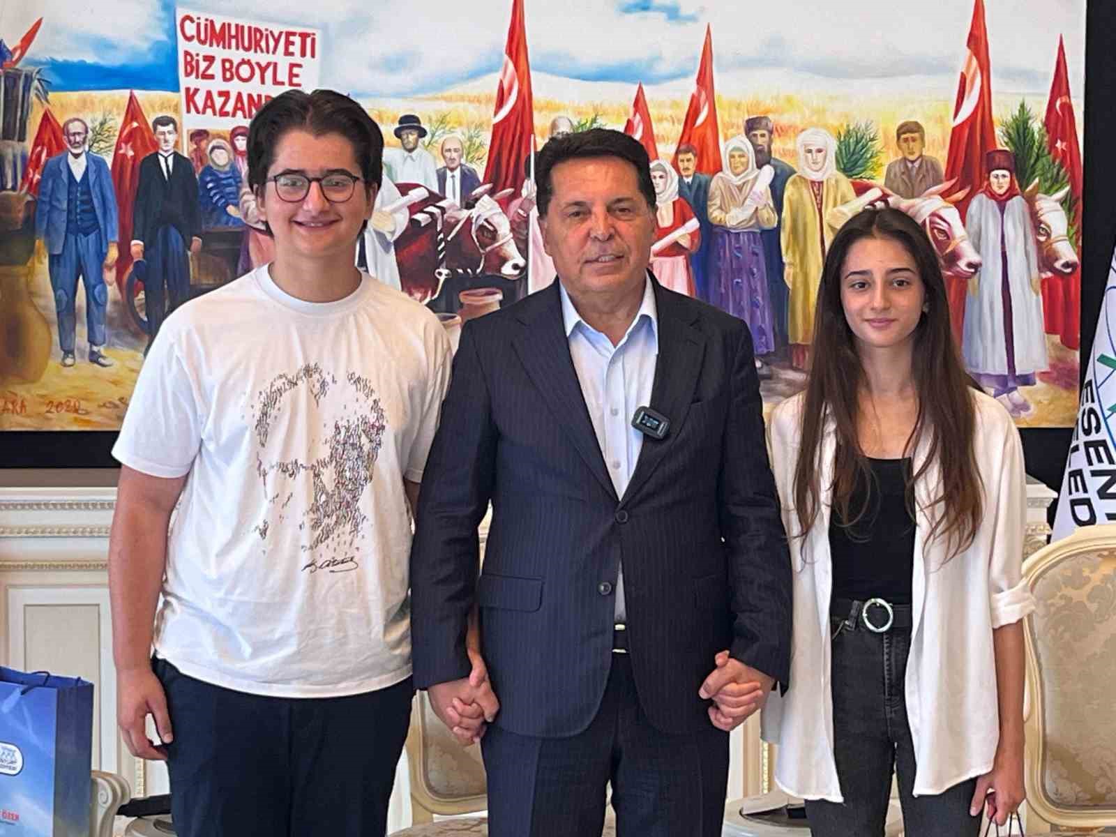 Esenyurt Belediye Başkanı Prof. Dr. Ahmet Özer, LGS’de başarılı olan Daşdemir kardeşleri makamında ağırladı
