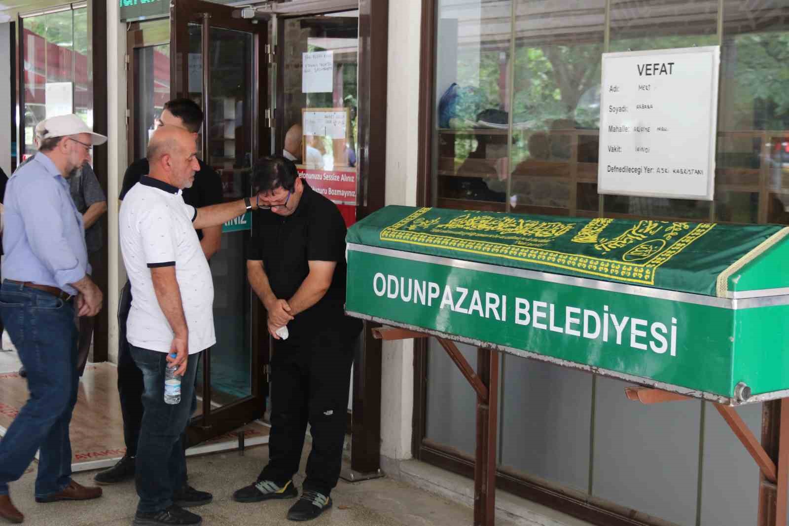 Minik Mert son yolculuğuna gözyaşlarıyla uğurlandı
