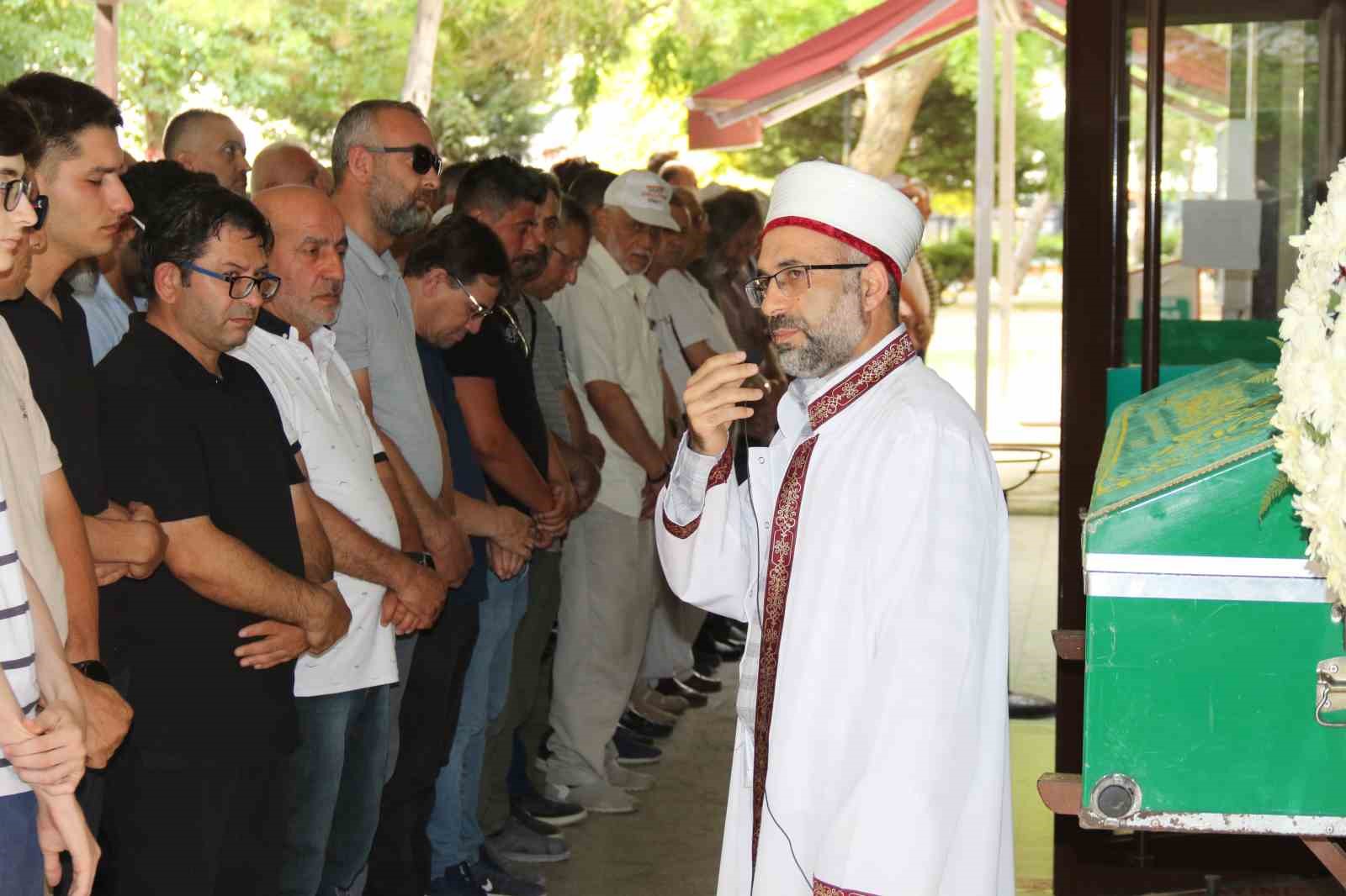 Minik Mert son yolculuğuna gözyaşlarıyla uğurlandı
