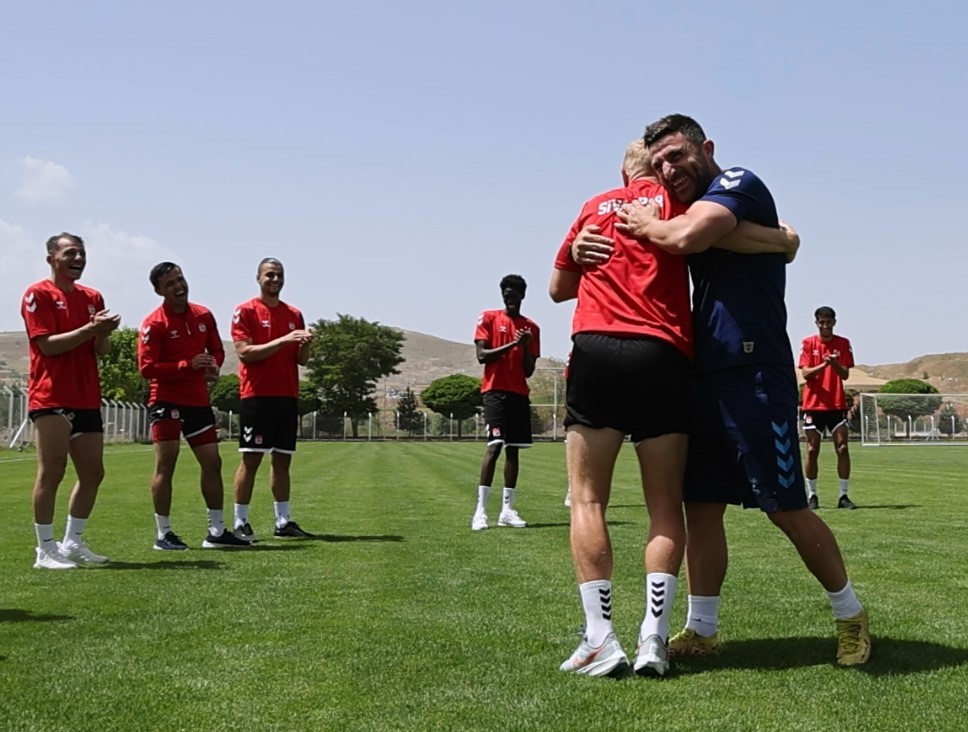 Sivassporlu futbolcular ‘Erik Dalı’ oynadı
