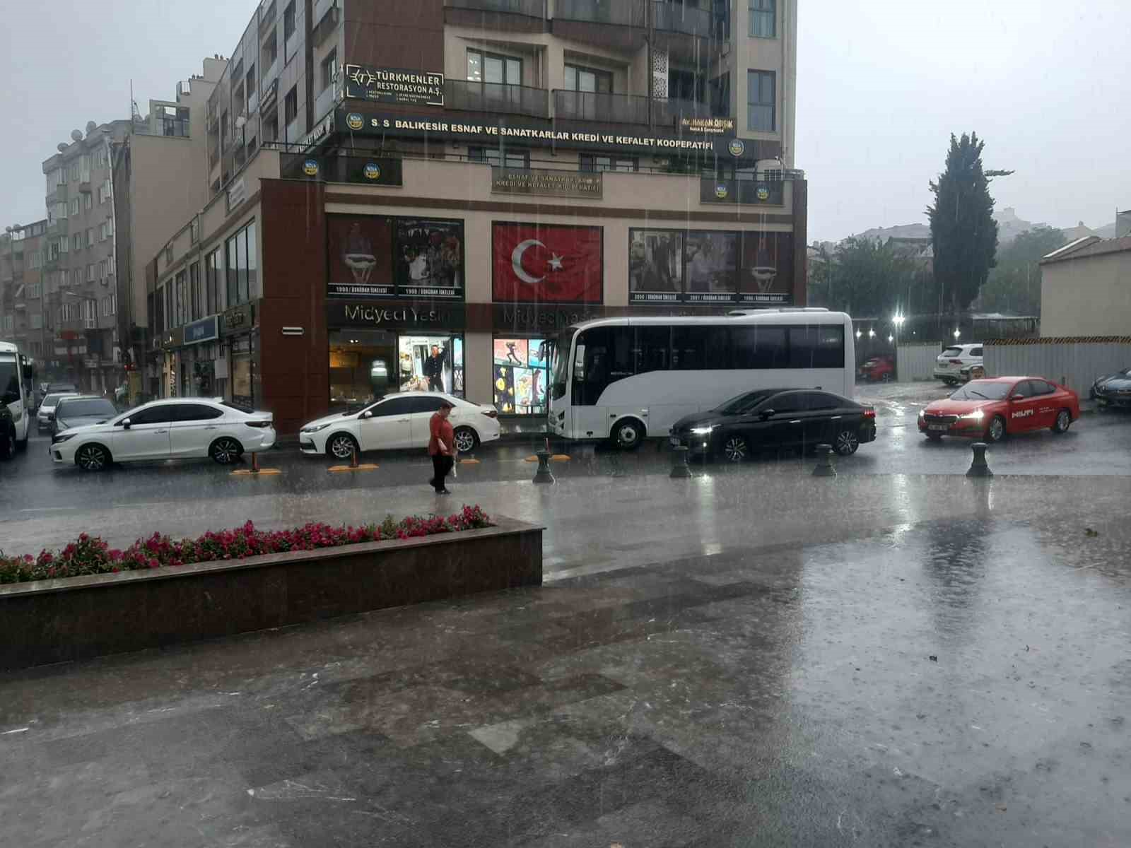 Balıkesir yağmurla serinledi
