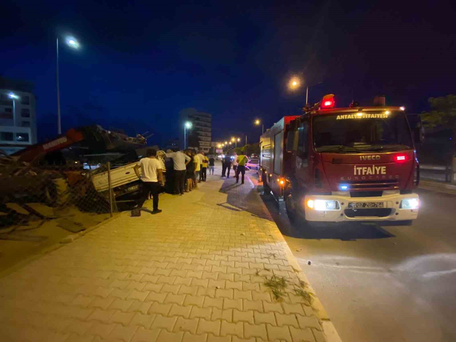 Yoldan çıkan kamyonet park halindeki iş makinesine çarptı
