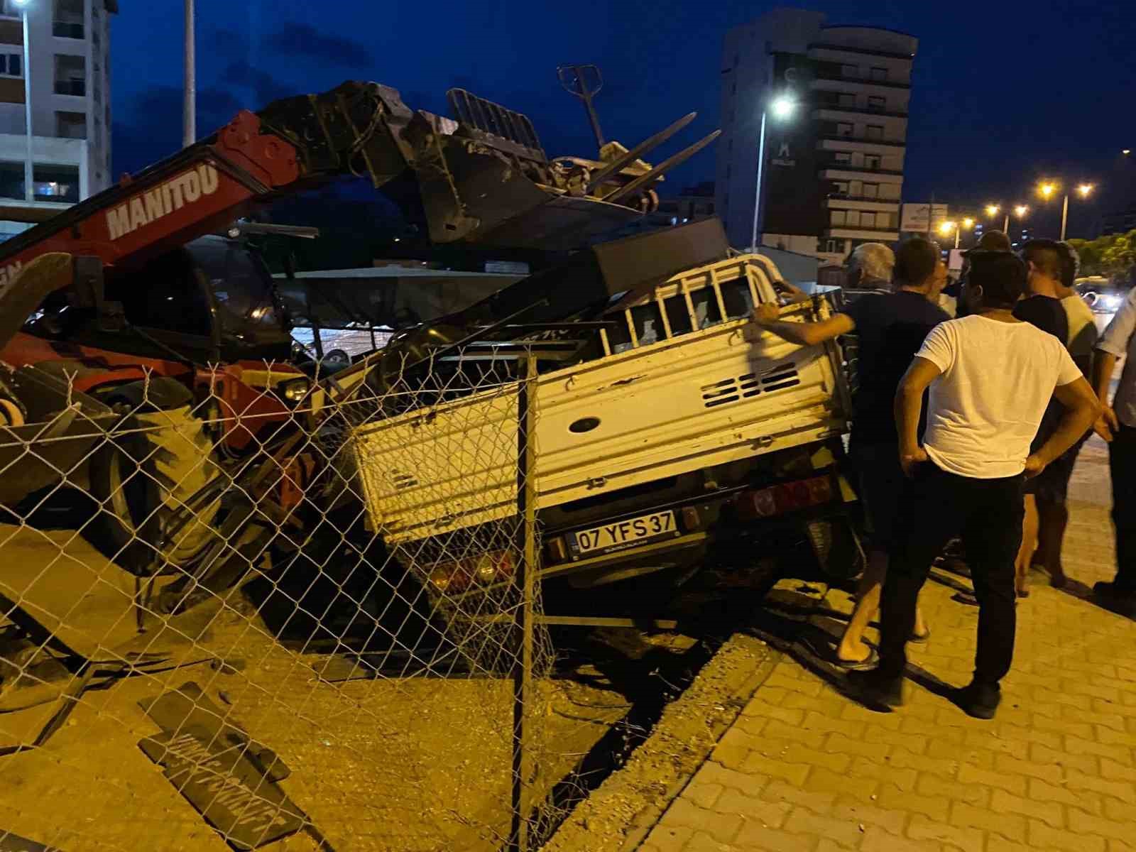 Yoldan çıkan kamyonet park halindeki iş makinesine çarptı
