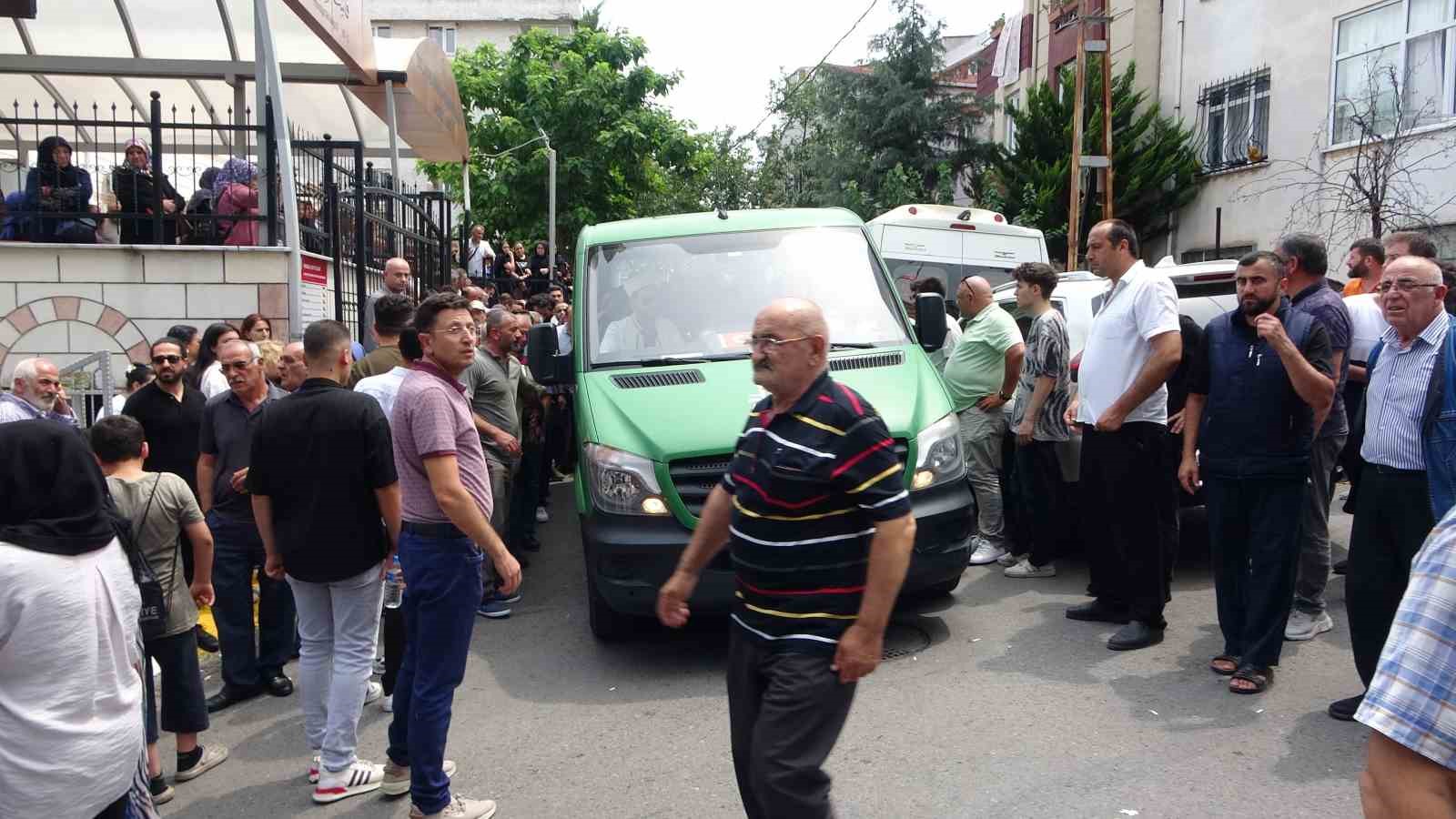 Pendik’te eşi tarafından öldürülen Safiye Bıçak toprağa verildi
