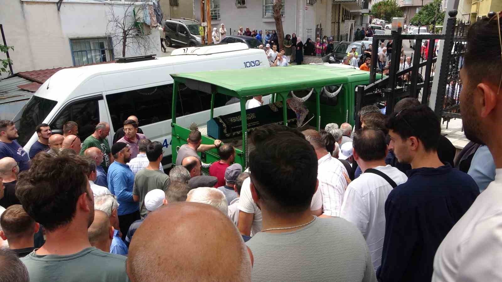 Pendik’te eşi tarafından öldürülen Safiye Bıçak toprağa verildi
