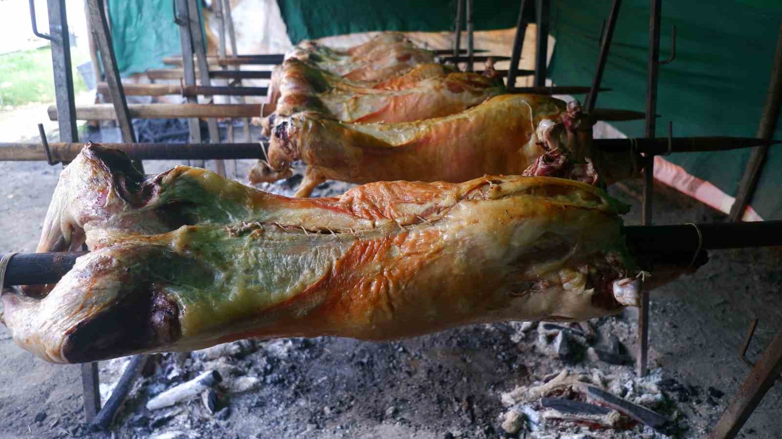 Kırkpınar’ın geleneksel lezzeti kuzu çevirme Sarayiçi’ndeki yerini aldı
