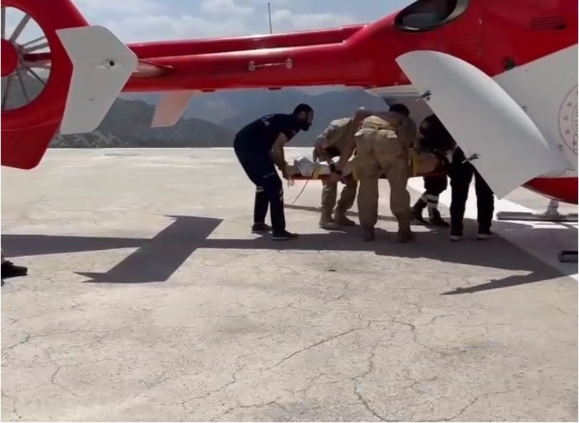 Yüksekten düşen şahıs, ambulans helikopter ile hastaneye sevk edildi
