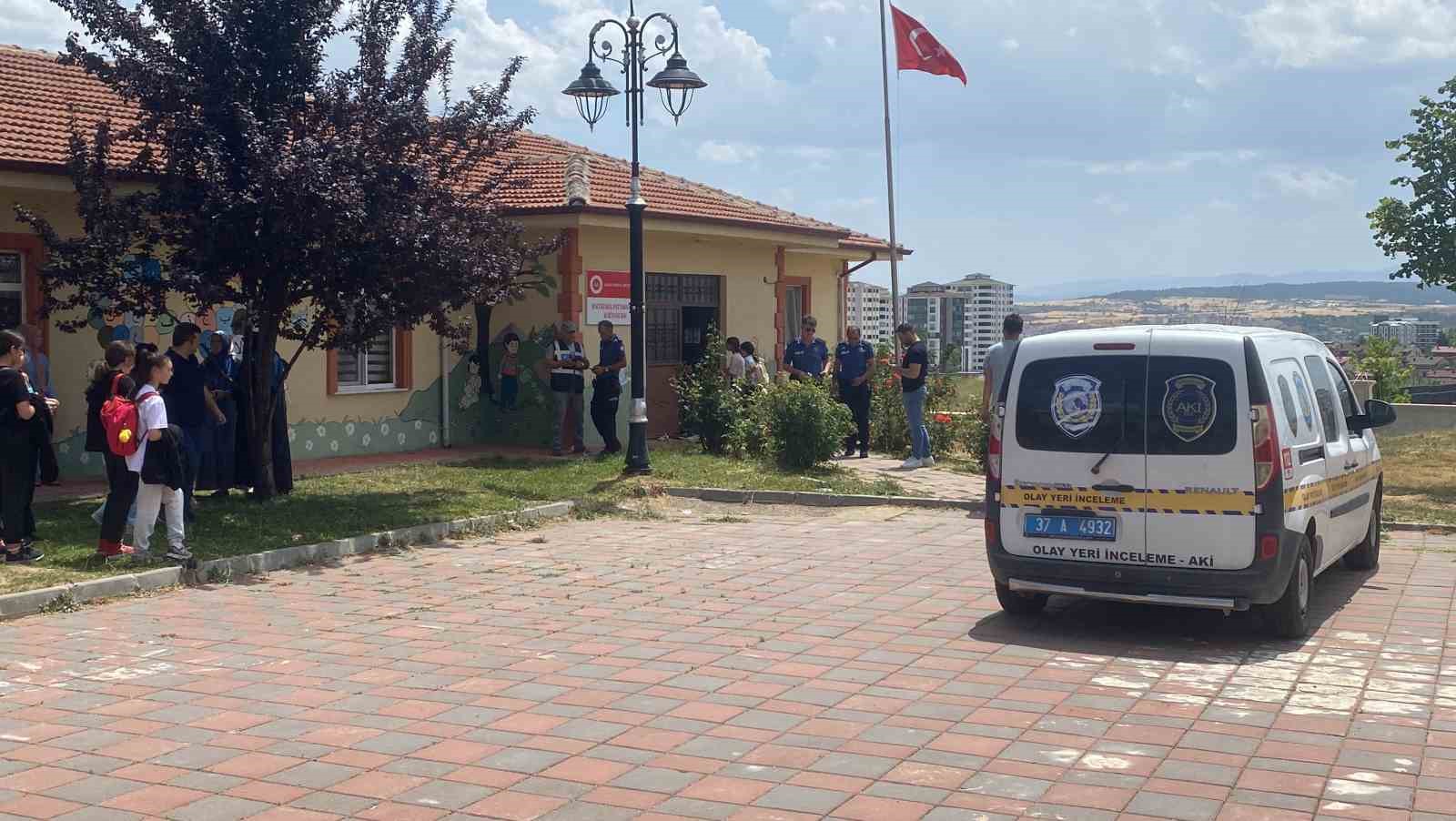 Kur’an kursunda üstlerine alçı tavan düşen 2 çocuk yaralandı
