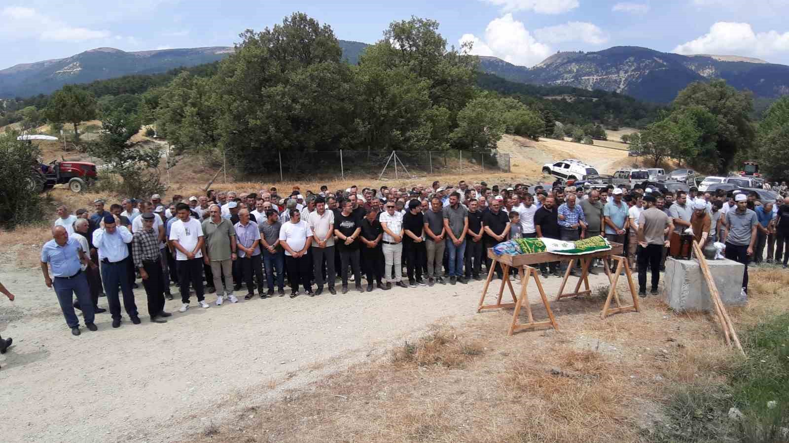 İneğin çifte atarak ölümüne sebep olduğu kadın son yolculuğuna uğurlandı
