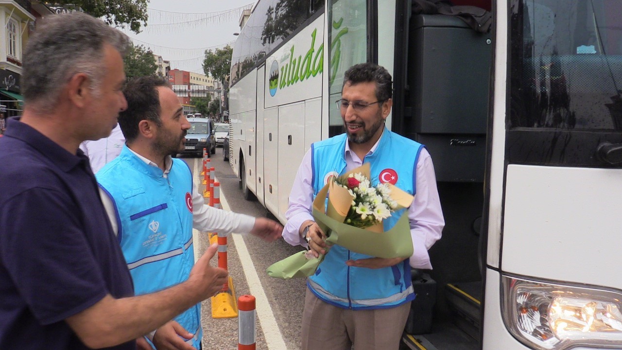 Bandırmalı hacılar çiçeklerle karşılandı
