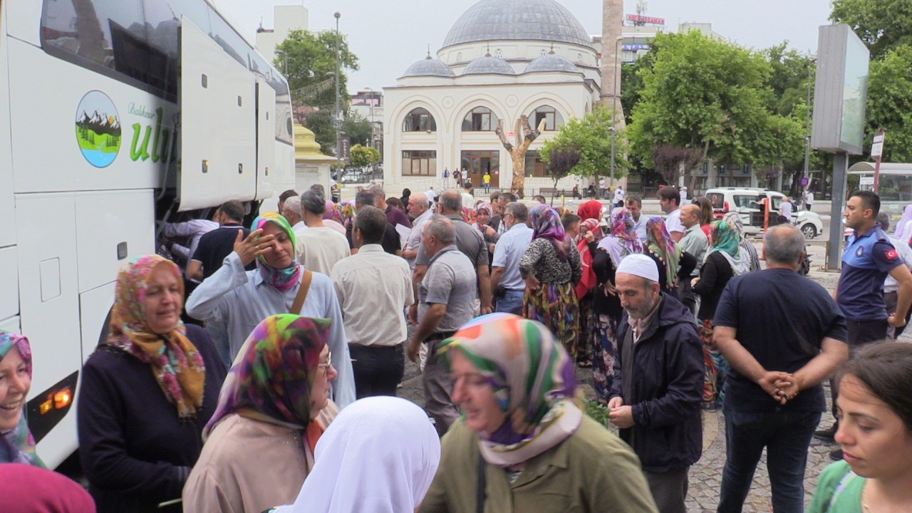 Bandırmalı hacılar çiçeklerle karşılandı
