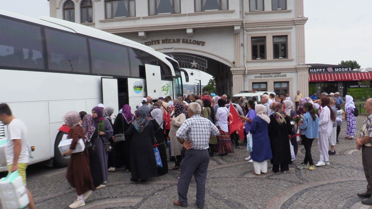 Bandırmalı hacılar çiçeklerle karşılandı
